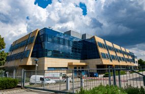 Biurowiec Ergo Hestia Gdańsk. Konstrukcja nieruchomości ruszyła w 2000, a dobiegła końca w 2001 roku. Powierzchnia tego budynku sięga blisko 19 tys. m kw. Z uwagi na rozwiązania architektoniczne i bryłę budynku w obiekcie zastosowano szereg niestandardowych rozwiązań w zakresie konstrukcji.