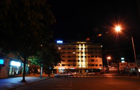 Budynek Mieszkalny Gdynia Plac Kaszubski 15. Budynek jest zlokalizowany w centrum Gdyni u zbiegu ulicy Świętojańskiej z ulicą Starowiejską. Typowa standardowa konstrukcja żelbetowa z wieloma elementami nośnymi przesuniętymi w planie. Brak kontynuacji elementów konstrukcyjnych na poszczególnych kondygnacjach względem siebie, tak w zakresie usytuowania słupów jak i ścian nośnych.