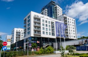 Budynek Mieszkalny Invest Komfort Altus Gdynia składa się z segmentów o zróżnicowanej wysokości a duża liczba przeszkleń, nadwieszeń, balkonów, wykuszy, spowodowały dość istotne utrudnienia w zakresie projektu konstrukcji nośnej budynku.