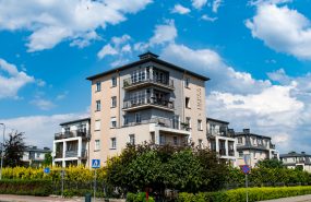 Budynek Mieszkalny PARKUR Sopot Łokietka. Zespół apartamentowy Sopocki Parkur powstał w dolnej części Sopotu pomiędzy ulicą Łokietka, a pasem nadmorskim.
