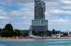 Budynek Sea Towers Gdynia to dwie połączone wieże. Był pierwszym najwyższym w Polsce budynkiem mieszkalnym i wielofunkcyjny.. Po stronie Stalko leżał projekt dwóch ostatnich kondygnacja w konstrukcji stalowej. Ciekawostką konstrukcyjna był fakt przesunięcia rygli ramowych względem słupów na których oparto nadbudowę, co wymusiło konieczność zastosowania skręcania na przeniesienia momentów zginających w ramach głównych.