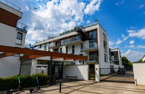 Budynki Mieszkalne Tre Mare Gdańsk to 63 apartamenty w tym dwupoziomowe penthouse’y z otwartą antresolą. Konstrukcja żelbetowa, monolityczna z garażem podziemnym, wykonana w technologii białej wanny z uwagi na wysoki poziom wody gruntowej.