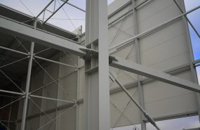 CH Atrium Reduta - Kina Warszawa. Nadbudowa istniejącego parkingu trzykondygnacyjnego poprzez wzmocnienia elementów stropu nadlewką i taśmami stalowymi pod stropem (zespolenie nadlewki z istniejącym stropem żelbetowym). Na wzmocnionym stropie zaprojektowano kino oraz siłownię w konstrukcji stalowej.