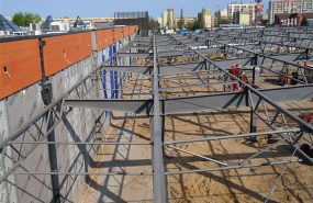 CH Jantar Słupsk. Rozbudowa istniejącego centrum handlowego. Na zdjęciu typowa zabudowa wykonana w konstrukcji stalowej przekryta blachą trapezową.