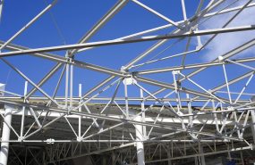 CH Morena Gdańsk. Przebudowa istniejącego centrum handlowego wraz z jego rozbudowa. Na zdjęciu widoczna konstrukcja dachu ze stali konstrukcyjnej w postaci kratownic oparta na istniejącym stropie żelbetowym prefabrykowanym.