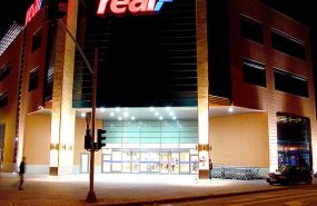 CH REAL Gdańsk. Skomplikowany konstrukcyjnie obiekt centrum handlowego. Do żelbetowych słupów wylewanych na mokro oparte zostały stalowe podciągi i żebra stalowe o rozpiętości 16 metrów zespolone ze stropem żelbetowym. Galeria handlowa z garażem podziemnym oraz dwukondygnacyjna część biurowa.