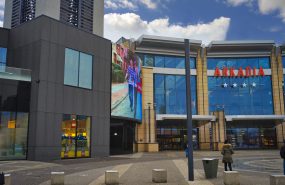 CH Westfield Arkadia Warszawa. Nadbudowa dwóch kondygnacji nad częścią istniejącego obiektu. Konstrukcję nośną nowych stropów żelbetowych zespolonych stanowiących podciągi stalowe oparte na głowicach istniejących słupów. Przeprowadzona dokładna analiza osiadań obiektu po nadbudowie jednoznacznie wykluczyła konieczność wzmocnień posadowienia na palach. Po wykonaniu prac prowadzony monitoring osiadań wskazał maksymalne osiadanie istniejących pali równe 3mm.