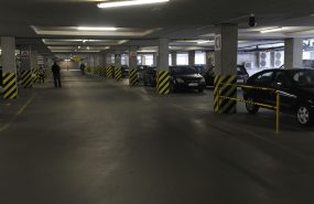 Castorama Zielona Góra. Nietypowy projekt obiektu Castoramy. Konstrukcja stalowa oparta na żelbetowym parkingu zewnętrznym.