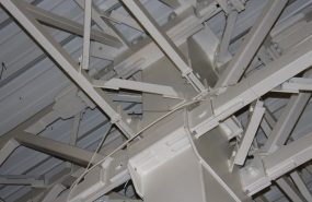 Przykład błędnie zaprojektowanej konstrukcji w której zastosowano mnóstwo drobnych elementów, które wymuszają bardzo dużą precyzje wykonania i montażu, a to z kolei implikuje wiele błędów wykonawczych.