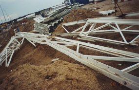 Płatwie kratowe zniszczone po ulewnej burzy. Awaria była skutkiem zakorkowanych odpływów z dachu. Płatwie zostały przez STALKO przeprojektowane.