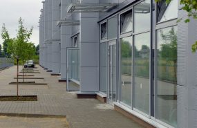 Działkowa Warszawa. System hal magazynowych wraz z dostawioną częścią biurową. Konstrukcja hali to słupy żelbetowe i wiązary kratowe. Konstrukcja części biurowej prefabrykowana z elementów żelbetowych (stropy, słupy, belki).