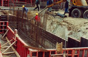 Fundamenty i mury oporowe w konstrukcji żelbetowej wylewane na mokro.