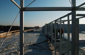 Gillette Łódź. Na zdjęciu widoczna konstrukcja połaci dachowej wraz z pod-konstrukcjami pod urządzenia technologiczne. Hala przemysłowa, fabryka produkcji asortymentu firmy Gillette.