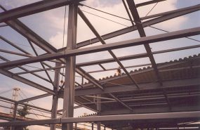 Typowa konstrukcja stalowa hal wraz z pokryciem z blach trapezowych o wysokiej fałdzie.