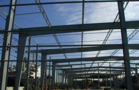 Hala w konstrukcji stalowej o rozpiętości ram głównych 50 metrów. Rozstaw ram głównych 18 metrów. Pomiędzy ramami głównymi płatwie kratowe.