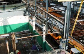 Hala Ulstein FAMA Sp. z o.o. Gniew. Rozbudowa istniejącego obiektu z uwagi na wprowadzane zmiany w technologii polegająca na podniesieniu konstrukcji dachu o 6 metrów i wprowadzeniu suwnic podwieszanych o udźwigu 10 ton, do nowej konstrukcji dachu.