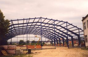 Sportowa hala stalowa łukowa oparta przegubowo. System hal stosowany w latach 90-tych.