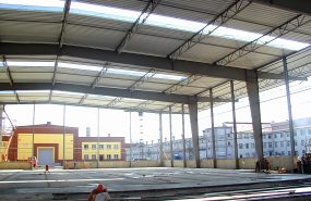 Magazyn 16 Port Gdynia. Niestandardowa konstrukcja hali o rozpiętości ram głównych, portalowych równa 50 metrów i rozstawionych co 18 metrów. Pomiędzy ramami płatwie kratowe o rozpiętości 18 metrów i w rozstawie co 6 metrów.