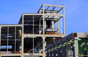 Micheline Olsztyn. Konstrukcja żelbetowa prefabrykowana z monolitycznymi, wylewanymi na mokro węzłami sztywnymi.