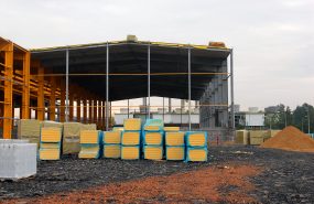 Ocynkownią Śląsk Częstochowa. Hala wysokości 16 metrów, rozstaw ram głównych co 6 metrów, podtorze pod suwnicę o udźwigu 50 ton.