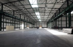 Pilkington Sandomierz. Konstrukcja stalowa widoczna na zdjęciu, słupy stalowe dwugałęziowe, dźwigary kratowe, płatwie kratowe, pokrycie z blachy trapezowej. Suwnice o udźwigu 25 ton.