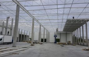 Polifarb Pilawa. Standardowa konstrukcja stalowa hal, zaprojektowana w oparciu o słupy żelbetowe utwierdzone w fundamentach i lekka konstrukcja stalowa dachu.