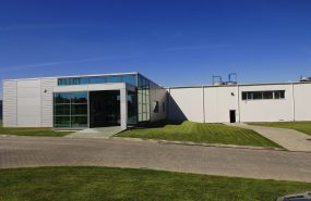 Porta Hala Ełk. Jedna z pierwszych hal przemysłowych oparta o konstrukcję stalową słupów stalowych utwierdzonych w fundamentach, dach zaprojektowany z wiązarów kratowych i płatwi kratowych.