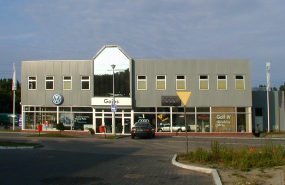 Były salon Audi i VW w Sopocie. Budynek w konstrukcji stalowej ze stropami żelbetowymi i dachem stalowym z lekkim pokryciem.