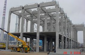 VOS Logistic Płock. Konstrukcja żelbetowa prefabrykowana z żelbetowymi wylewanymi stropami na mokro i sztywnymi węzłami wylewanymi na mokro.