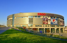 Arena Gdańsk. Konstrukcje nośną zadaszenia o rozpiętościach 68 x 72 metry stanowi ruszt ze stalowych kratownic o wysokości nominalnej 6 metrów. Dach oparto na czterech trzonach żelbetowych.