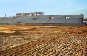 Stadion Siedlce. Konstrukcja nośna żelbetowa prefabrykowana, trybuny - siedziska prefabrykowane, zadaszenie w konstrukcji stalowej, która zakotwiono stalowymi odciągami do fundamentów.