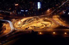 Rondo gen. Ziętka w Katowicach z kopułą w konstrukcji stalowej o rozpiętości L1=96 metrów i L2=48 metrów. Główne elementy konstrukcyjne to rury stalowe i płatwie kratowe łukowe.