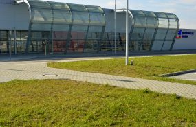Adaptacja konstrukcji stalowej portu lotniczego z Łodzi do Radomia, uzupełniona nowymi elementami stalowymi w postaci ram łukowych.