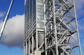 Wieża technologiczna służąca do załadunku silosów zbożowych, zaprojektowana i wykonana w konstrukcji stalowej ocynkowanej znajdująca się na terenie portu przeładunkowego.