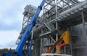 Konstrukcja stalowa ocynkowana estakady technologicznej pod przenośniki taśmowe, na terenie magazynów zbożowych. Poszycie stropów z krat pomostowych. Stateczność zapewniona przez układ stężeń pionowych.